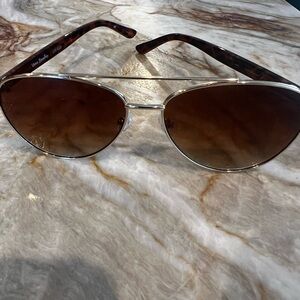 Beautiful Vera Bradley sunglasses excellent condition